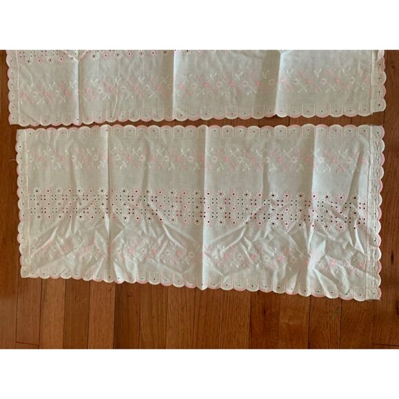 Vintage Embroidered Floral Lace Table Runner Set - White & Pink - 30" x 13" - Picture 4 of 11